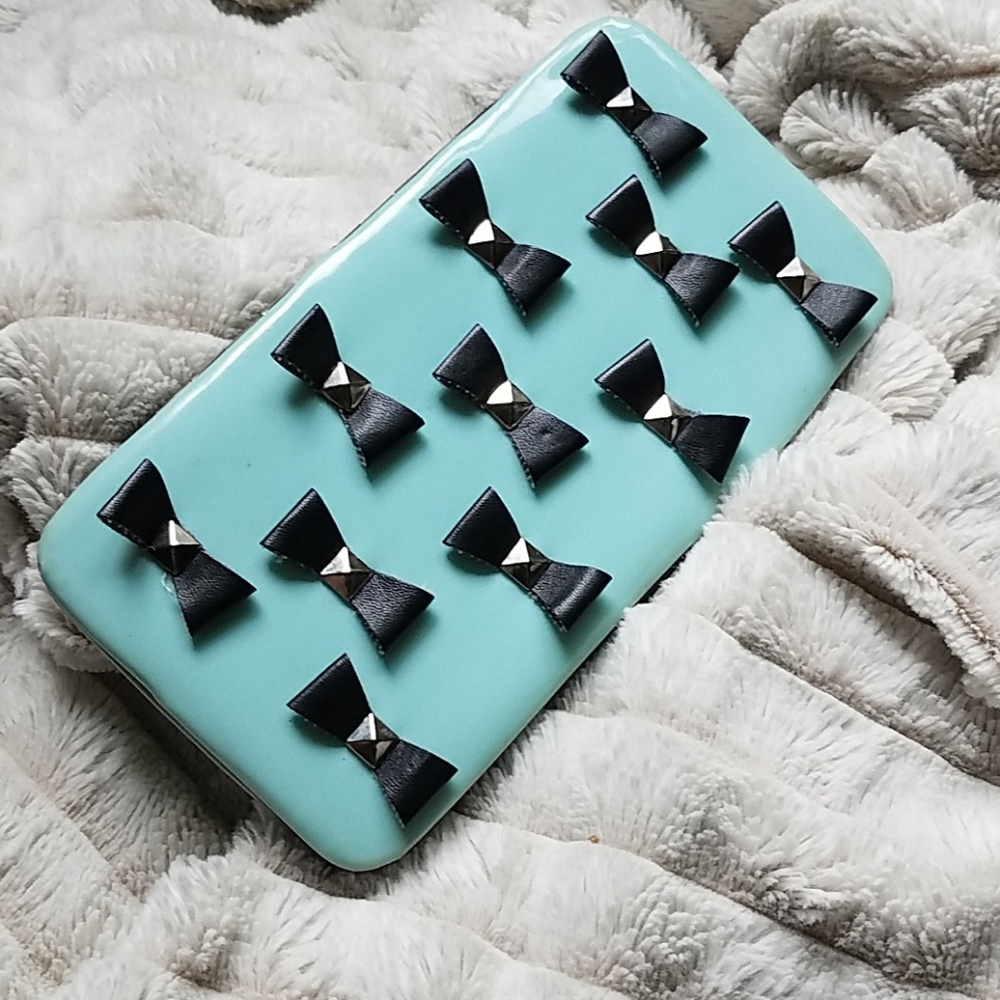 Claire's~wallet.